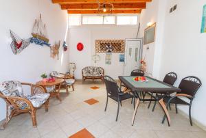 a dining room with a table and chairs at Armonia Central in Loutra Edipsou
