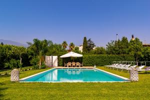 Bazén v ubytovaní Villa Carmela alebo v jeho blízkosti