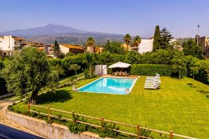 Изглед към басейн в Villa Carmela или наблизо