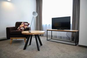 Telewizja i/lub zestaw kina domowego w obiekcie Lofft Hotel