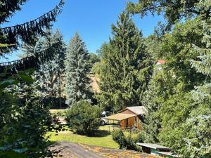 Fotografija u galeriji objekta Waldfrieden Bungalow u gradu Garnsdorf