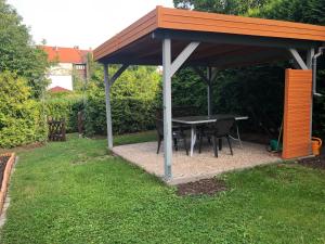 a pavilion with a table and chairs in a garden at Gäste- & Ferienwohnungen in Sonderhausen Güntherstraße 25 in Sondershausen