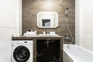 クラスノダールにあるDepart ApartHotel Open Space In Bolshoyのバスルーム(洗濯機、シンク付)