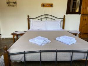 克黎查的住宿－Villa Kamari-Cretan style apartment，床上有两条毛巾