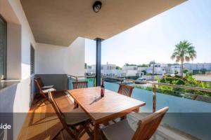 ein Esszimmer mit einem Tisch und Stühlen auf dem Balkon in der Unterkunft Syrenah Apartment in Can Picafort in Can Picafort