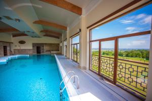 uma grande piscina com vista para a água em SPA Hotel Splendor em Lubenia