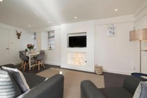 Μια τηλεόραση ή/και κέντρο ψυχαγωγίας στο The Loft - The Cottages at Blackadon Farm +14 φωτογραφίες