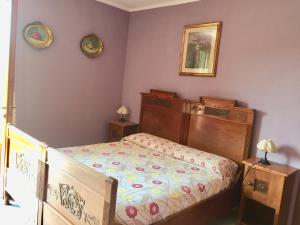 ein kleines Schlafzimmer mit einem Bett und zwei Nachttischen in der Unterkunft Le Tre Bandiere in Puegnago