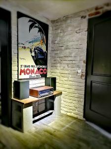 um quarto com um cartaz de filmes numa parede de tijolos em Apartment 18 em Velingrad
