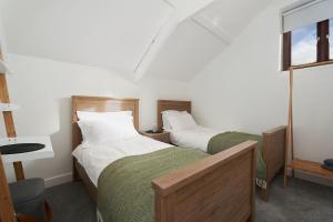 Postel nebo postele na pokoji v ubytování The Sett - The Cottages at Blackadon Farm
