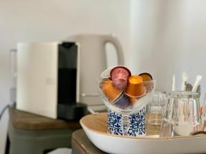 un bol de fruta sentado en un mostrador en una cocina en TANG Home-Bordeaux Hyper Centre, en Burdeos