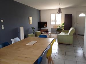 Posezení v ubytování Paisible maison entre plages, lacs et bassin