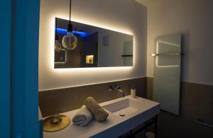 bagno con lavandino e specchio di Zilli Studio Apartments a Termeno
