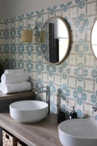 ห้องน้ำของ EDEN Locquirec - Piscine & Spa Chambre d hôtes
