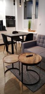 琴斯托霍瓦的住宿－Apartament Premium，客厅配有沙发和桌子