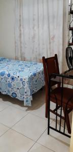 卡利的住宿－Habitaciòn Cambulos 3，一间卧室配有一张床、一把椅子和一张桌子