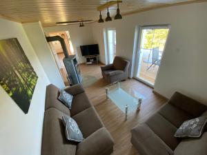 ein Wohnzimmer mit einem Sofa und einem Couchtisch in der Unterkunft Grimm´s Landhaus in Mudau