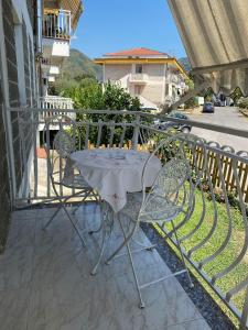 - Balcón con mesa blanca y sillas en Appartamento da Lena, en Policastro Bussentino