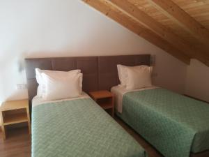 Ένα ή περισσότερα κρεβάτια σε δωμάτιο στο Vila Lira