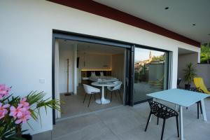 an open patio with a table and chairs and a dining room at Zilli Studio Apartments in Termeno