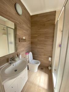 Un baño con un lavabo blanco y un inodoro. en Apartamento Vicentino, en Vila Nova de Milfontes 23 fotos más