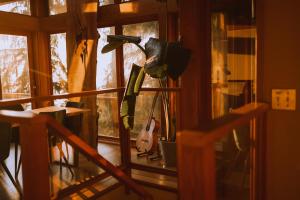 um quarto com uma guitarra pendurada numa janela em The Sanctuary Retreat & Spa em Salt Spring Island