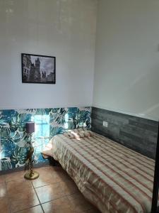 - une chambre avec un lit et une photo sur le mur dans l'établissement casa turro, à Milan