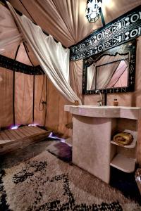 Kúpeľňa v ubytovaní Desert camp camel & sandboarding