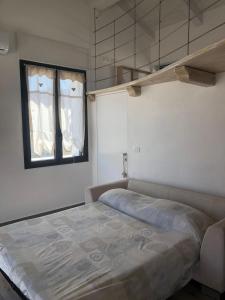 Giường trong phòng chung tại Appartamento Spotorno con ampio terrazzo attrezzato anche con angolo cottura