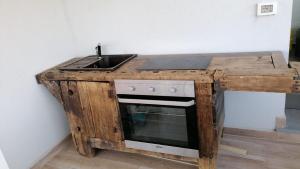 A kitchen or kitchenette at Appartamento Spotorno con ampio terrazzo attrezzato anche con angolo cottura