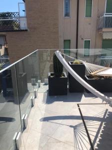 A balcony or terrace at Appartamento Spotorno con ampio terrazzo attrezzato anche con angolo cottura