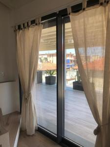 A balcony or terrace at Appartamento Spotorno con ampio terrazzo attrezzato anche con angolo cottura