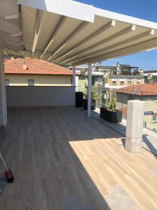 A balcony or terrace at Appartamento Spotorno con ampio terrazzo attrezzato anche con angolo cottura