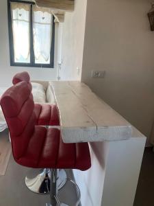 A seating area at Appartamento Spotorno con ampio terrazzo attrezzato anche con angolo cottura
