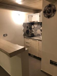 A kitchen or kitchenette at Appartamento Spotorno con ampio terrazzo attrezzato anche con angolo cottura