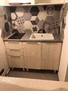 A kitchen or kitchenette at Appartamento Spotorno con ampio terrazzo attrezzato anche con angolo cottura Még 37 kép