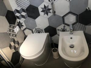 Phòng tắm tại Appartamento Spotorno con ampio terrazzo attrezzato anche con angolo cottura