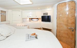 Un dormitorio con una cama con un plato de comida. en Sunseeker Renegade 60 Ft en Weymouth