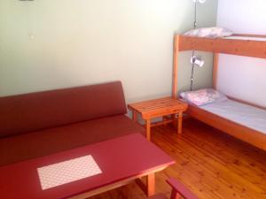 ガイランゲルにあるフィーウドゥン キャンピンヒッテーの二段ベッド2台とテーブルが備わる客室です。
