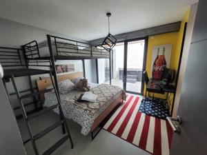 ein Schlafzimmer mit einem Etagenbett und einer Leiter in der Unterkunft Rouen centre avec Sauna - Jacuzzi - Parking - 5 étoiles in Rouen