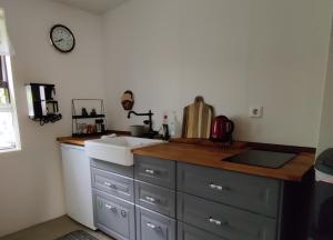 una cucina con un lavello e un piano di lavoro di Prestshús 2 Guesthouse a Vík