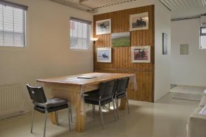 comedor con mesa de madera y sillas en The Coffee House, en Selfoss