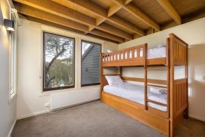 ein Schlafzimmer mit Etagenbetten und einem Fenster in der Unterkunft Belltrees in Dinner Plain