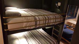 מיטה או מיטות קומותיים בחדר ב-BlueTel Lixouri