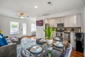 Una cocina o cocineta en Universal Apartment at East Downtown