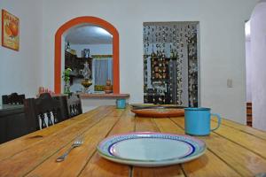 een houten tafel met een plaat erop bij Casa Aramara in Puerto Vallarta