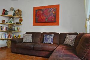 un sofá de cuero marrón en la sala de estar en Casa Aramara, en Puerto Vallarta