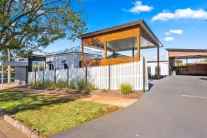 una casa con gazebo su una strada di Bluestone Cottages - The Shop a Toowoomba