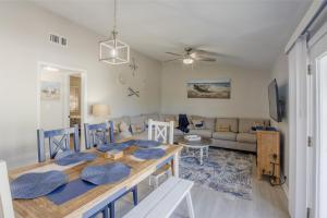A seating area at Indian Rocks Beach Unit B Star5Vacations