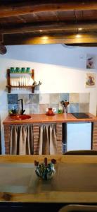 eine Küche mit einem Tisch und einer Arbeitsplatte in der Unterkunft La Morada de Higuera in Higuera de la Sierra